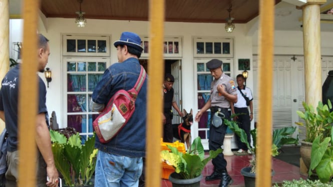 Polisi olah TKP kediaman mantan Wakapolda Sumut Kombes Pol (Purn) Agus Samad