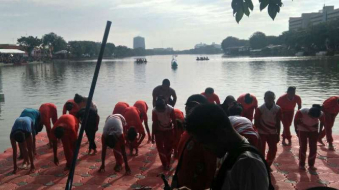 Suasana di Danau Sunter jelang Wagub DKI Sandi duel renang lawan Menteri Susi