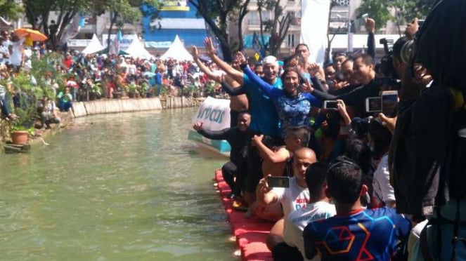 Menteri Kelautan dan Perikanan Susi Pudjiastuti dan Wagub DKI Jakarta Sandiaga Uno di Danau Sunter.