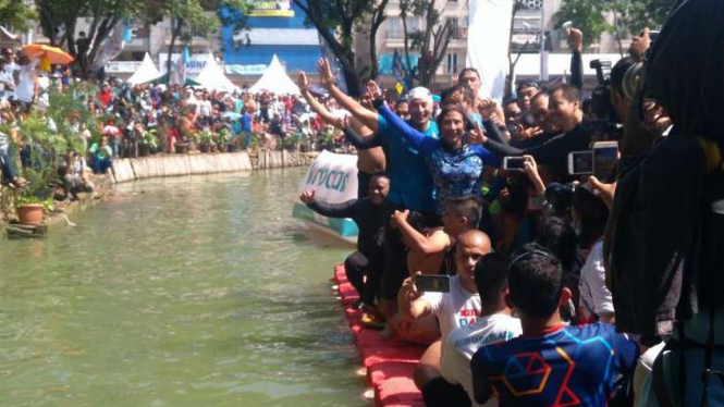 Menteri Kelautan dan Perikanan Susi Pudjiastuti dan Wagub DKI Jakarta Sandiaga Uno saat adu renang di Danau Sunter beberapa waktu lalu.