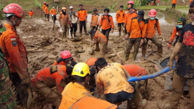 Tim SAR mencari korban longsor di Brebes, Jawa Tengah, Minggu, 25 Maret 2018.