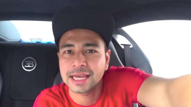 Raffi Ahmad mengendarai Bugatti Veyron