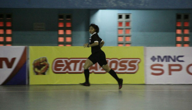 Wasit wanita Futsal Pro League, Deliana Iman Dwi Gita, saat memimpin