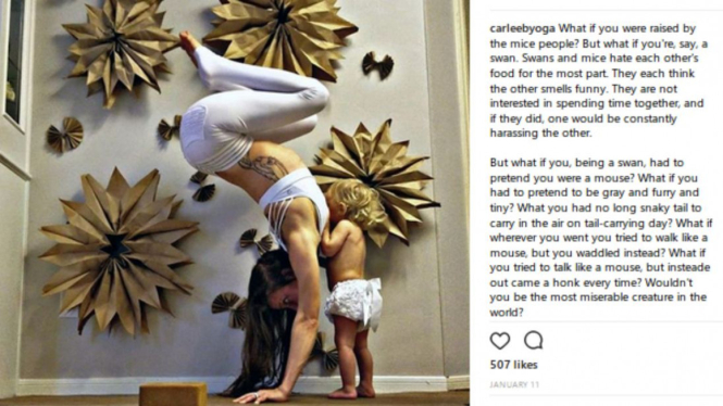  Carlee Benear menyusui anaknya sambil yoga