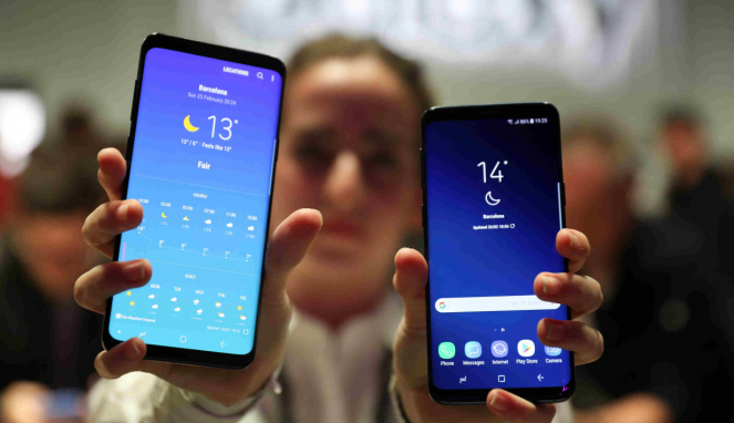 Samsung Galaxy S9 (kanan) dan Galaxy S9 Plus (kiri).