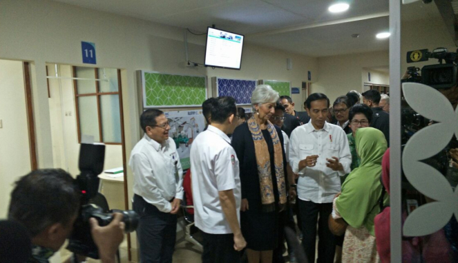 Presiden Jokowi dan Managing Director IMF Lagarde di RS Pusat Pertamina.