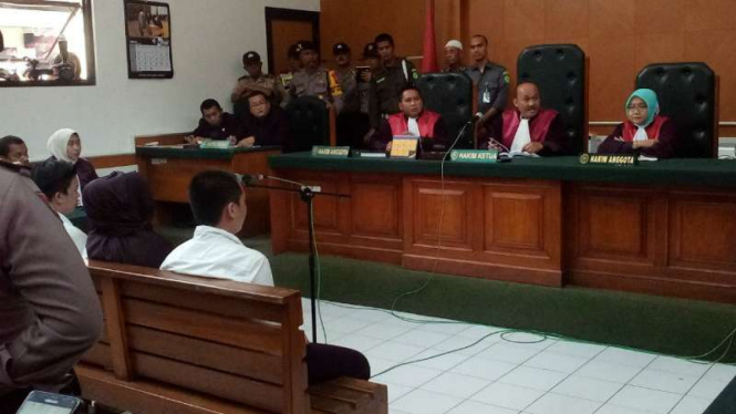 Tiga bos PT First Travel menjalani sidang di Pengadilan Negeri Depok, Jawa Barat, pada Senin, 26 Februari 2018.