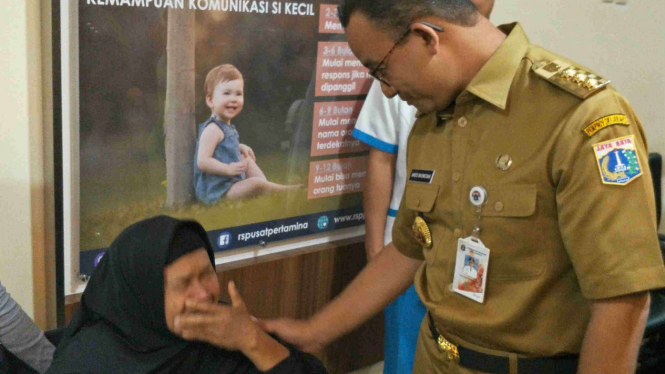 Seorang ibu histeris bertemu dengan Gubernur DKI Jakarta Anies Baswedan, Senin, 26 Februari 2018.