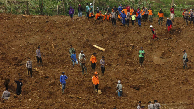 Pencarian korban longsor di Desa Pasirpanjang, Salem, Brebes, Jawa Tengah