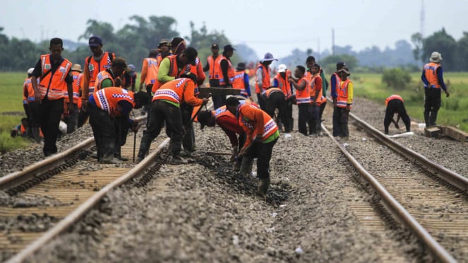 Perbaikan jalur kereta api di desa Luwung gede, Tanjung, Brebes