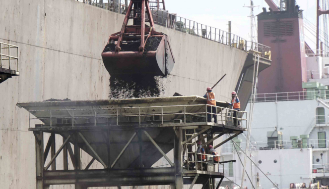 Proses bongkar muat batubara di Dermaga Pelabuhan Tanjung Intan, Cilacap