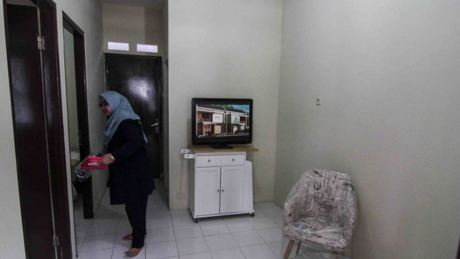 Petugas menata bagian dalam contoh unit rumah DP nol Rupiah di kawasan Rorotan, Cilincing