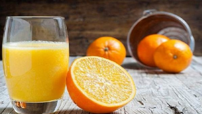 Jeruk sumber vitamin C.