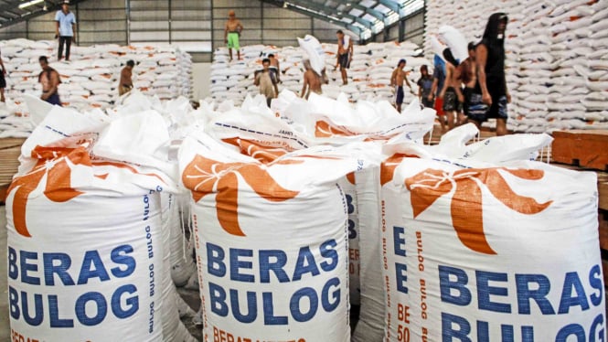 Pekerja mengangkut beras impor dari Thailand di gudang Bulog Divre Jatim (ilustrasi)