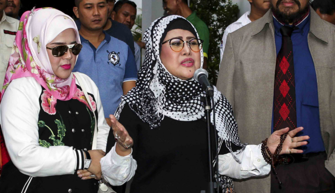 Ratu dangdut Elvi Sukaesih (tengah) memberikan keterangan kepada wartawan