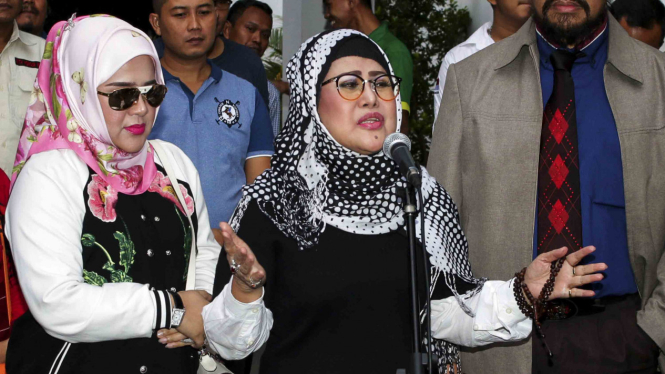 Ratu dangdut Elvi Sukaesih (tengah) memberikan keterangan kepada wartawan