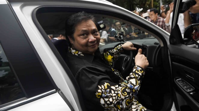 Menteri Perindustrian, Airlangga Hartarto mencoba kendaraan listrik Mitsubishi Outlander PHEV