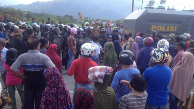 Ribuan warga memblokir lagi akses jalan utama antara Bandara Minangkabau dengan Pelabuhan Teluk Bayur di Padang, Sumatra Barat, pada Selasa, 27 Februari 2018.