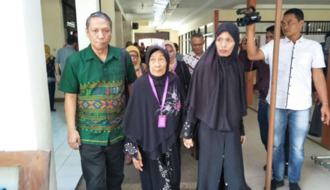 Cicih (tengah), seorang ibu yang digugat empat anaknya, sesaat sebelum menjalani sidang di Pengadilan Negeri Bandung pada Selasa, 27 Februari 2018.