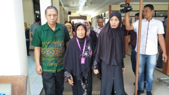 Cicih (tengah), seorang ibu yang digugat empat anaknya, sesaat sebelum menjalani sidang di Pengadilan Negeri Bandung pada Selasa, 27 Februari 2018.