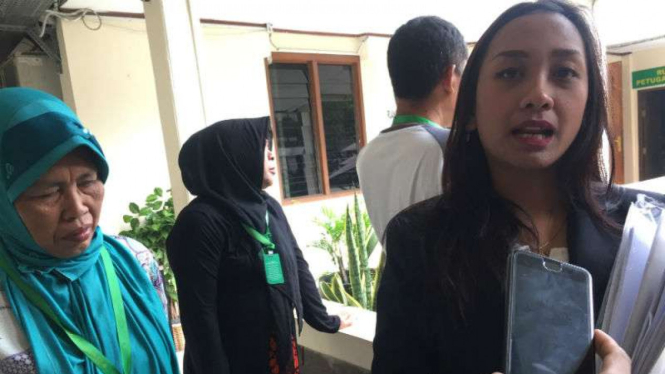 Tina Yulianti Gunawan, penasihat hukum empat anak yang menggugat perdata ibunya, ketika ditemui di Pengadilan Negeri Bandung, Jawa Barat, pada Selasa, 27 Februari 2018.