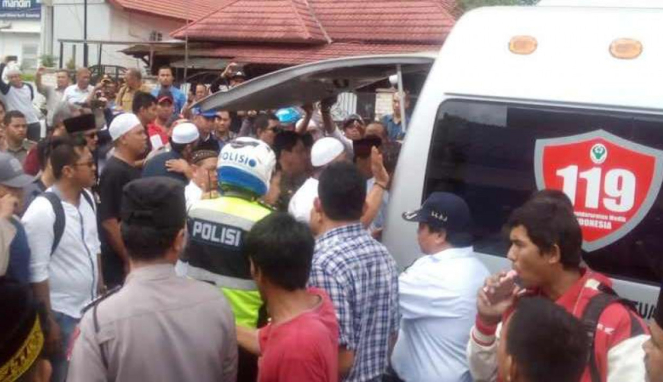 Jenazah Wakil Wali Kota Samarinda, Nusyirwan dibawa ke rumah duka.