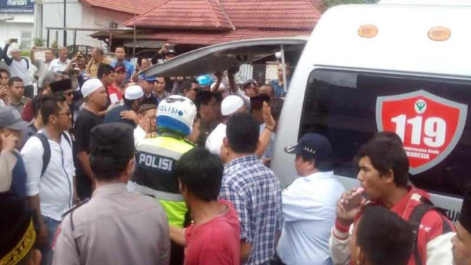 Jenazah Wakil Wali Kota Samarinda, Nusyirwan dibawa ke rumah duka.