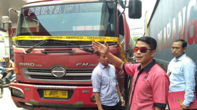  Polisi membeberkan truk tangki BBM dalam kasus penyalahgunaan BBM di SPBU Tegalsari Surabaya, Jawa Timur, pada Selasa, 27 Februari 2018.