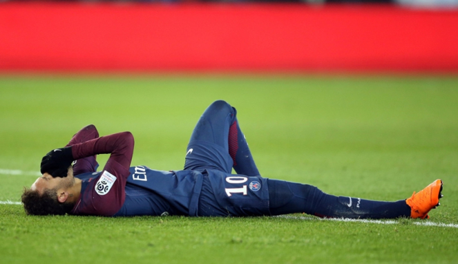 Striker Paris Saint-Germain, Neymar, terkapar di laga melawan Marseille