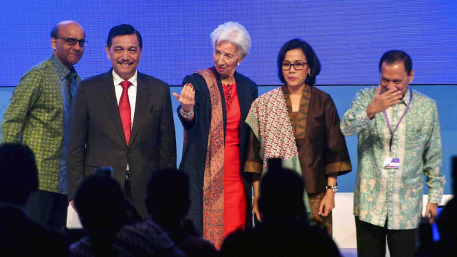 Direktur Pelaksana Dana Moneter Internasional (IMF), Christine Lagarde (tengah)