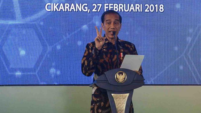 Presiden Joko Widodo memberikan sambutan di Cikarang, Kabupaten Bekasi