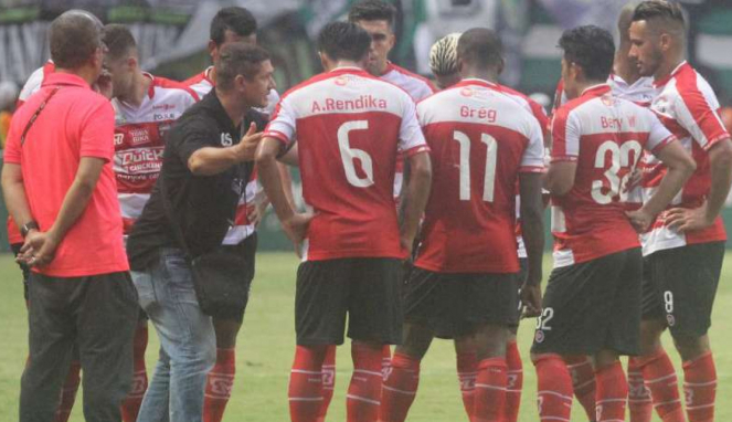 Pelatih Madura United, Gomes de Oliviera bersama para pemainnya.