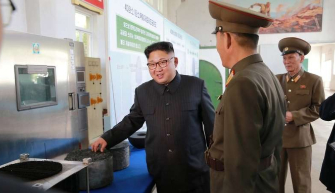 Pemimpin Korea Utara Kim Jong Un mengunjungi Institut Bahan Kimia negaranya di Pyongyang