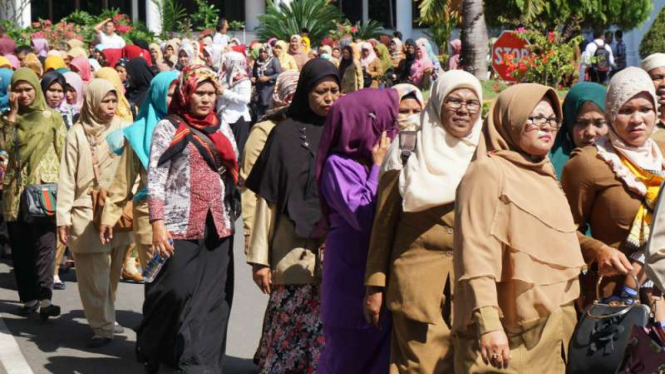 Ratusan huru honorer K2 berunjuk rasa di depan kantor Gubernur Aceh di Banda Aceh pada Rabu, 28 Februari 2018.