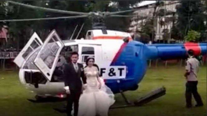 Pasangan pengantin di Sumatra Utara yang diduga menggunakan Helikopter milik kepolisian saat menikah, Minggu (25/2/2018)