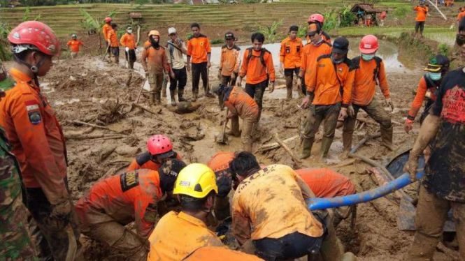 Tim SAR mencari korban longsor di Kabupaten Brebes, Jawa Tengah.