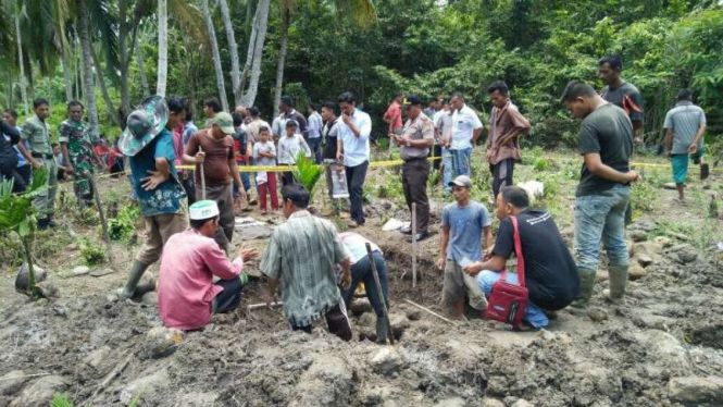 Polisi dan warga menggali tanah tempat penemuan tulang belulang manusia diduga korban konflik bersenjata Desa Babah Krueng, Kecamatan Sawang, Aceh Utara, Aceh, pada Selasa, 27 Februari 2018.
