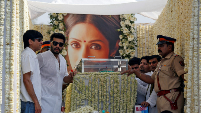 Aktor Arjun Kapoor berdiri di samping jasad artis Sridevi