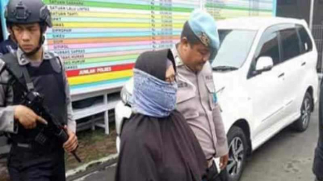 Dosen UII Yogya, Tara Dwi Wijayanti saat ditangkap polisi.