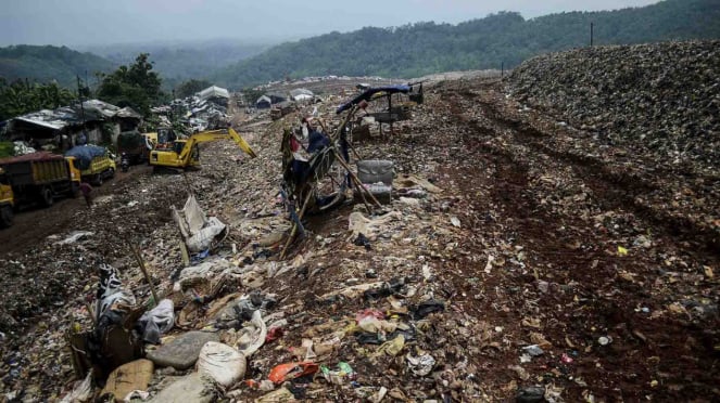 Carga y descarga de residuos con maquinaria pesada en el Área de Tratamiento Final (TPA) de Sarimukti.