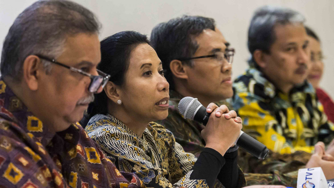 Menteri BUMN, Rini Soemarno (ketiga kiri) keterangan pers di Jakarta