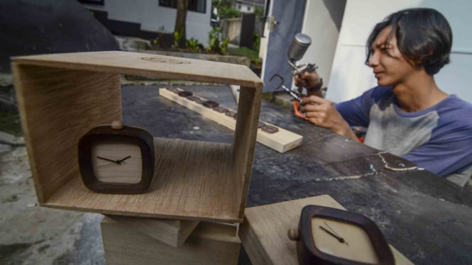 Pembuatan jam tangan yang terbuat dari kayu - Ekonomi kreatif