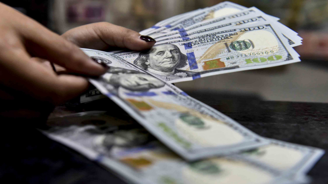 Penukaran mata uang Dolar AS di jasa penukaran uang asing di Jakarta