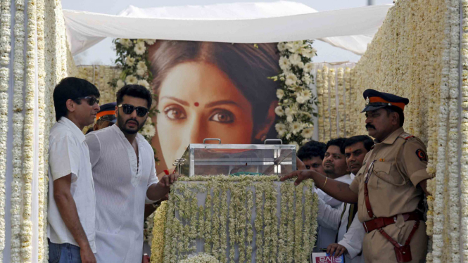 Ribuan Warga Iringi Pemakaman Sridevi Kapoor
