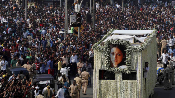 Ribuan Warga Iringi Pemakaman Sridevi Kapoor