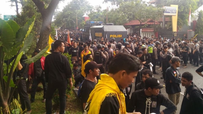 Bonek dan PSHT di depan Pengadilan Negeri Surabaya