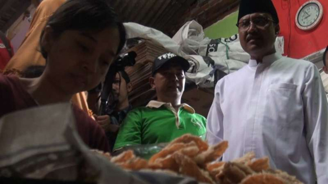 Calon gubernur Jawa Timur, Saifullah Yusuf atau Gus Ipul, mengunjungi kampung sentra tempe dan keripik tempe di kawasan Sanan, Kota Malang, pada Kamis, 1 Maret 2018.