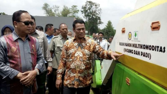 Menteri Pertanian Andri Amran Sulaiman dan Menteri Riset dan Teknologi Mohamad Nasir di Balai Besar Mekanisasi Pertanian di Cisauk, Tangerang, Banten, pada Kamis, 1 Maret 2018.