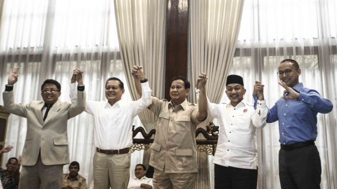 Ketua Umum dan Ketua Dewan Pembina Partai Gerindra, Prabowo Subianto (tengah)