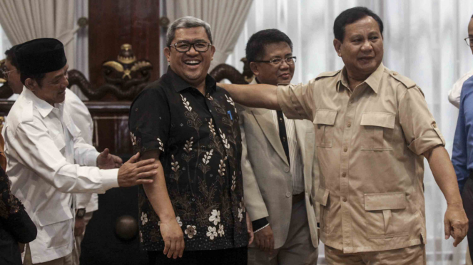 Ketua Umum Partai Gerindra, Prabowo Subianto (kanan) dan politikus PKS Ahmad Heryawan (tengah).